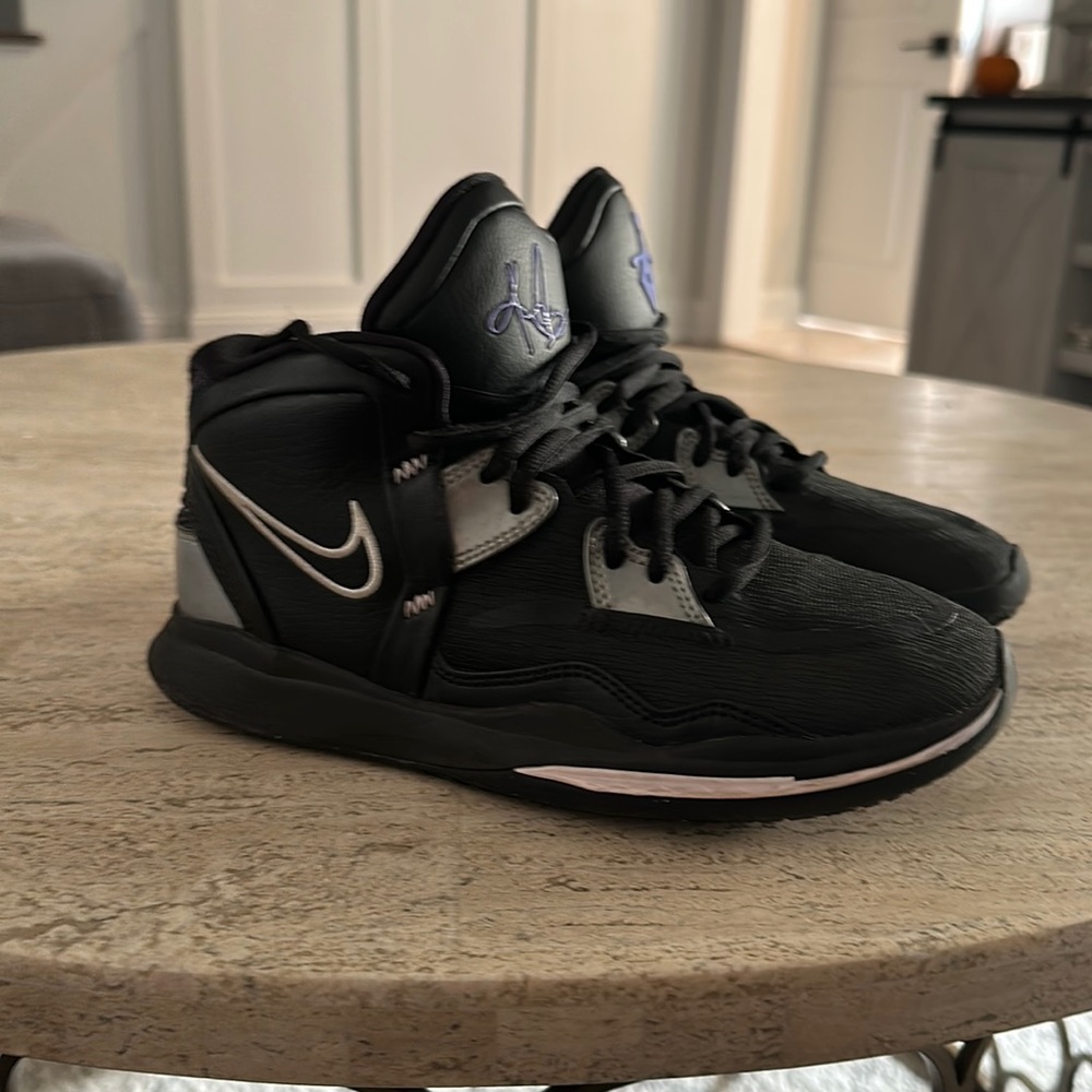 Boys Nike Kyrie Irving sneaker - Like new